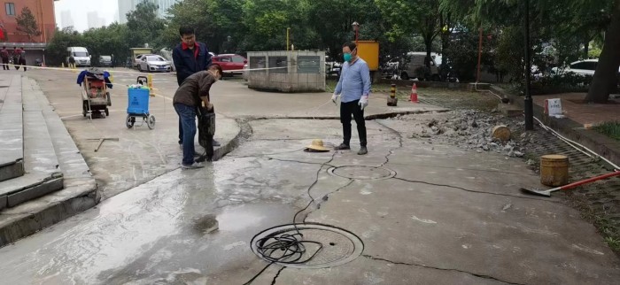 一八六公司恒悦物业利用国庆假期修缮破损路面 摄影：白艳玲 (2)_副本.jpg