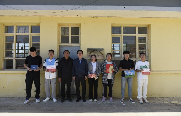 291669708311208978.jpeg 一八五公司开展“9·9公益日爱心助学”活动(摄影:王北斗).JPG