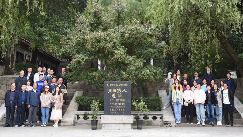 081670486424827327.jpeg 3在蓝田猿人遗址合影.jpg