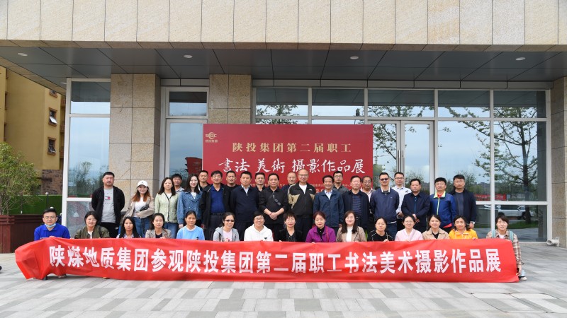 081670486455515862.jpeg 5参观书画美术摄影展合影.JPG