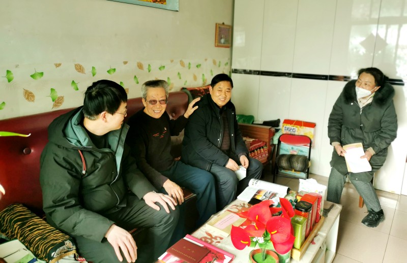 在2023年新春佳节来临之际，一九四公司开展节前走访慰问活动，领导班子成员分别看望慰问困难职工、困难党员、劳模、住院职工、工伤职工和当年病故的职工家属等30余人，为他们送上慰问品和慰问金，将组织的温暖和关怀送到职工群众手中。——程瑜摄影报道.jpg