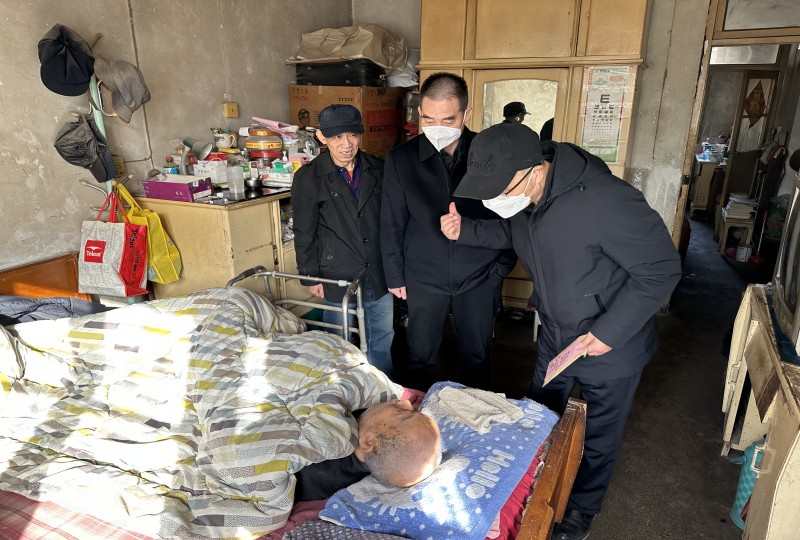 一八六公司领导慰问困难党员陈新.jpg