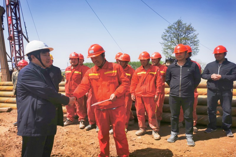 4月25日至27日，陕煤地质一九四公司执行董事、总经理、总工程师闫和平，工会主席、副总经理殷增辉分别带队深入陕北芦村二号煤矿补充勘探、宜川天然气钻井、陕西彬长小庄煤矿井筒检查孔地质勘查等野外项目一线调研慰问。公司工会、安全环保监察部、党委工作部相关人员陪同。图为殷增辉向职工发放慰问金。——陕煤地质一九四公司程瑜摄影报道.jpg