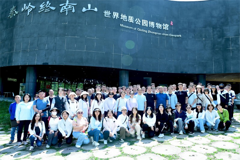 参观世界地质公园博物馆（摄影：胡洁）.jpg