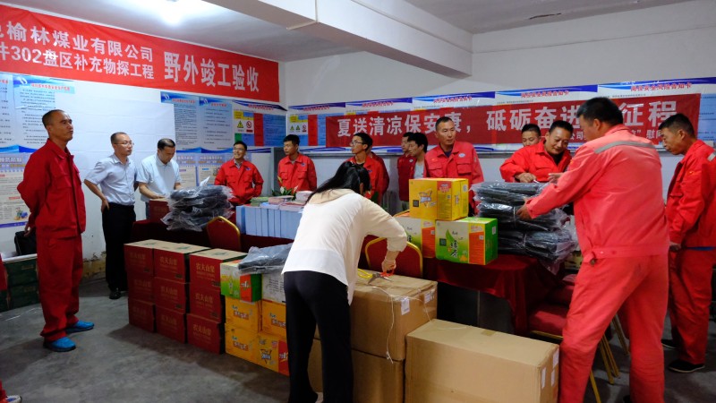 物测公司工会为一线职工发放清凉物资--图赵凌飞.JPG