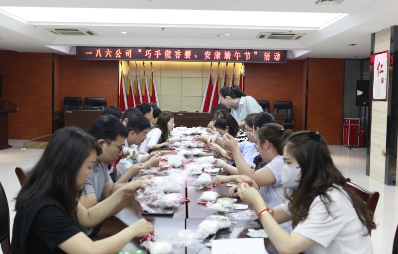 ，6月20日上午，一八六公司团委在高新基地五楼会议室举办了“巧手做香囊、安康端午节”活动，二十余名团员青年参加了本次活动，活动由公司党委工作部主任、团委书记王晓云主持。摄影：郭玉佳 (1).JPG