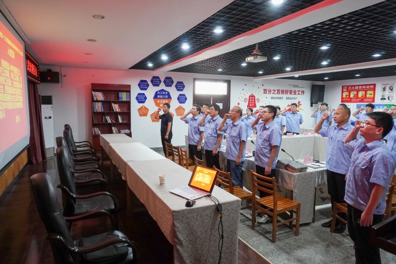 新员工宣读入会誓词（徐晓龙摄影）.jpg