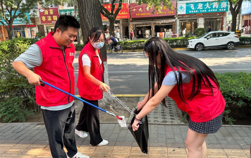 “周五创建日”让“志愿红”成为“流行色”2.jpg