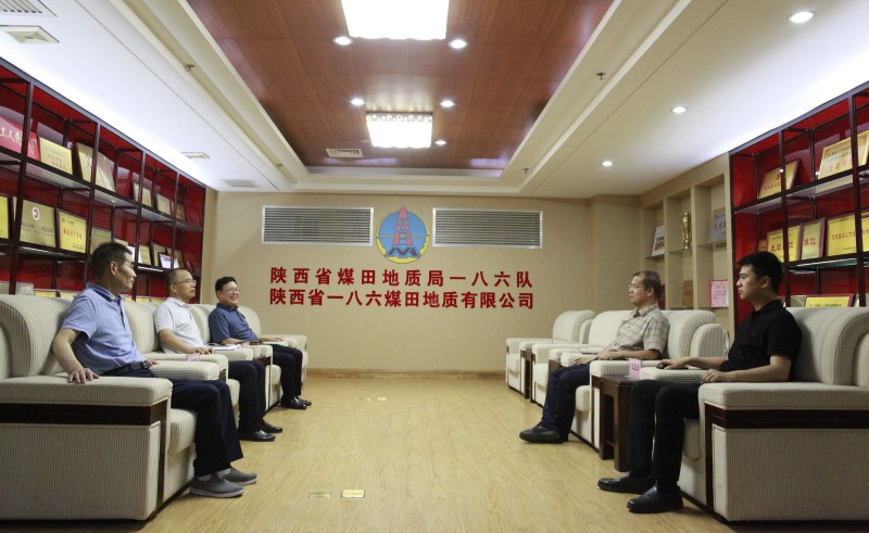 201695171773789965.jpeg 7月26日,陕西省国资委宣传处三级调研员高玉祥、省国资委宣传处干事赵薇来一八六公司督查指导精神文明建设工作,陕投集团宣传部干部王昱涵陪同督查。摄影:郭玉佳 (1).JPG