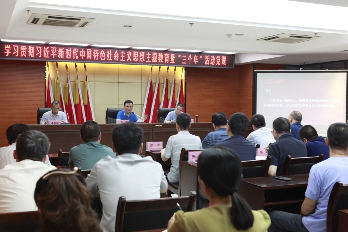 8月16日，陕煤地质集团党委委员、总经济师、总法律顾问、首席合规官雷鸣来一八六公司讲授学习贯彻习近平新时代中国特色社会主义思想主题教育暨陕西“三个年”活动党课并调研。摄影：郭玉佳 (1).JPG