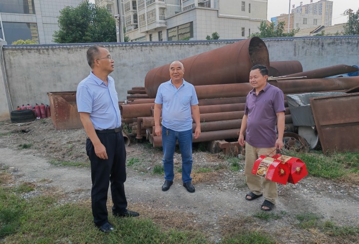 9月13至14日，一八六公司党委书记、工会主席李存购一行3人先后前往彬州市、麟游县崔木镇、平凉市崇信县等地开展“中秋”节前慰问活动，为长期驻守在野外一线的390余名职工送去了节日慰问品。摄影：蔡立卓 (1).jpg
