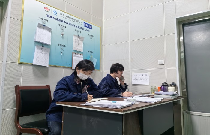 接听热线 王泽蒙摄.jpg