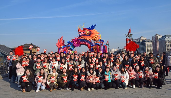 1月24日，公司全体职工城墙上迎新春、送祝福。（胡洁摄）.JPG