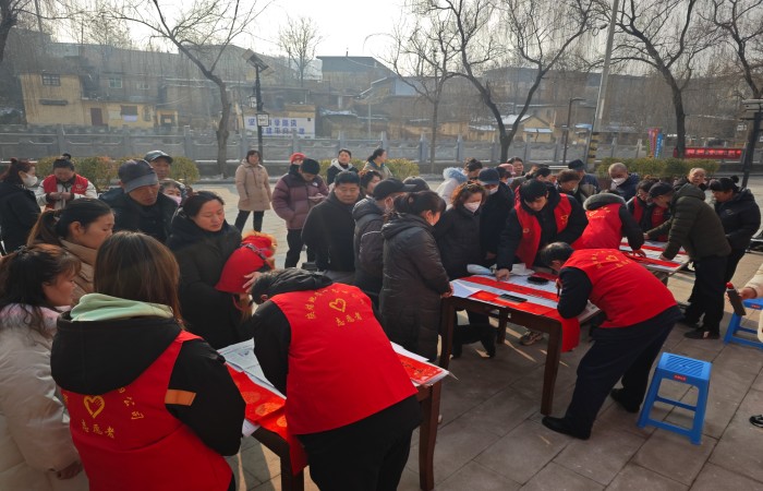 龙年春节将至，1月30日上午，陕煤地质一九四公司党员志愿者带领团员青年走进驻地芳草社区，开展了“笔墨凝书香，新春送吉祥”义写春联志愿服务活动，把浓浓的年味和新春祝福送到了群众家门口。田笑宁摄影报道 (2).jpg