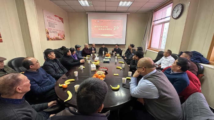 12月28日，在公司成立70周年之际，特邀请历届领导、老职工代表参加座谈会1(王娜).jpg